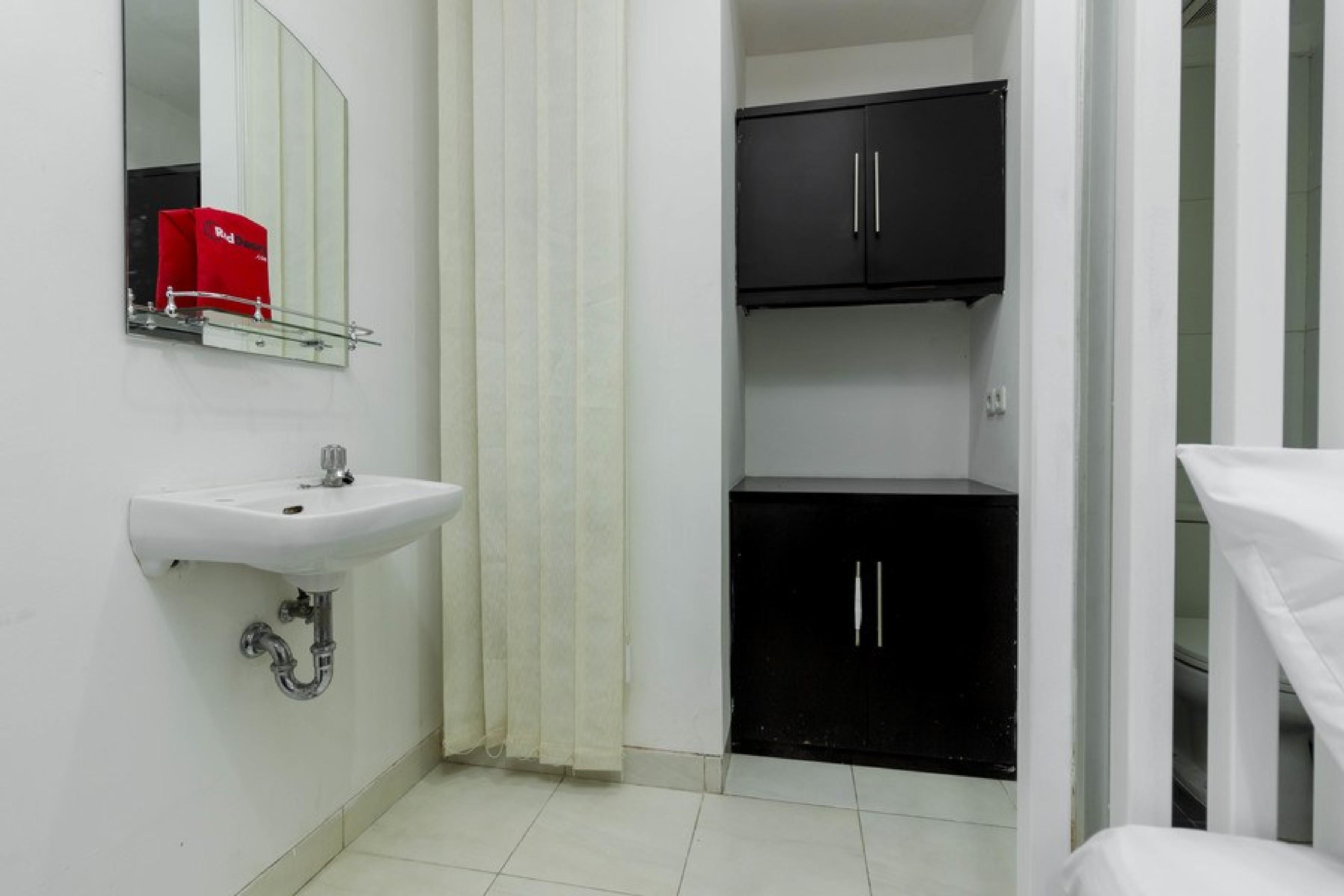 Reddoorz Plus @ Pasar Baru Jakarta Buitenkant foto